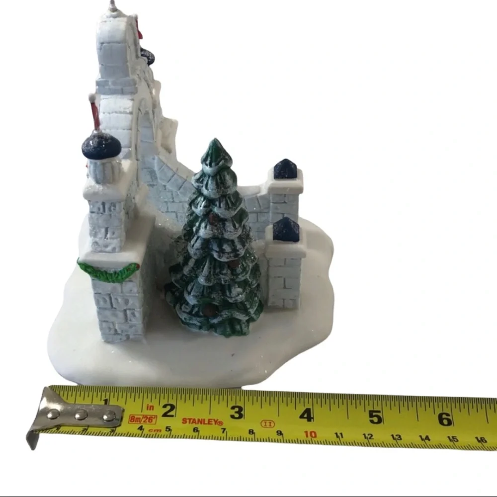DEPARTMENT 56 North Pole Gate The Heritage Village Collection like New #5632-4